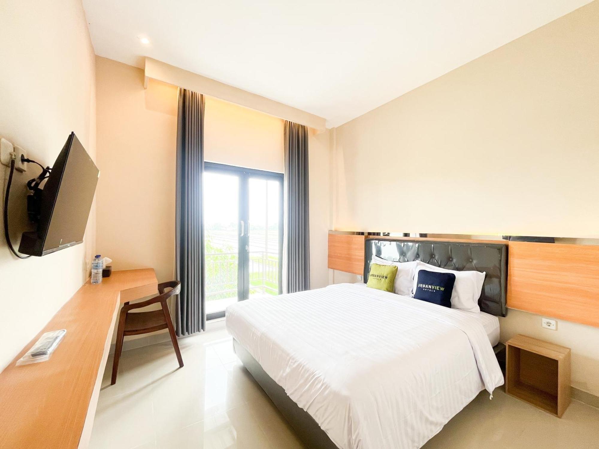 Urbanview Near Sunrise Mall 3*