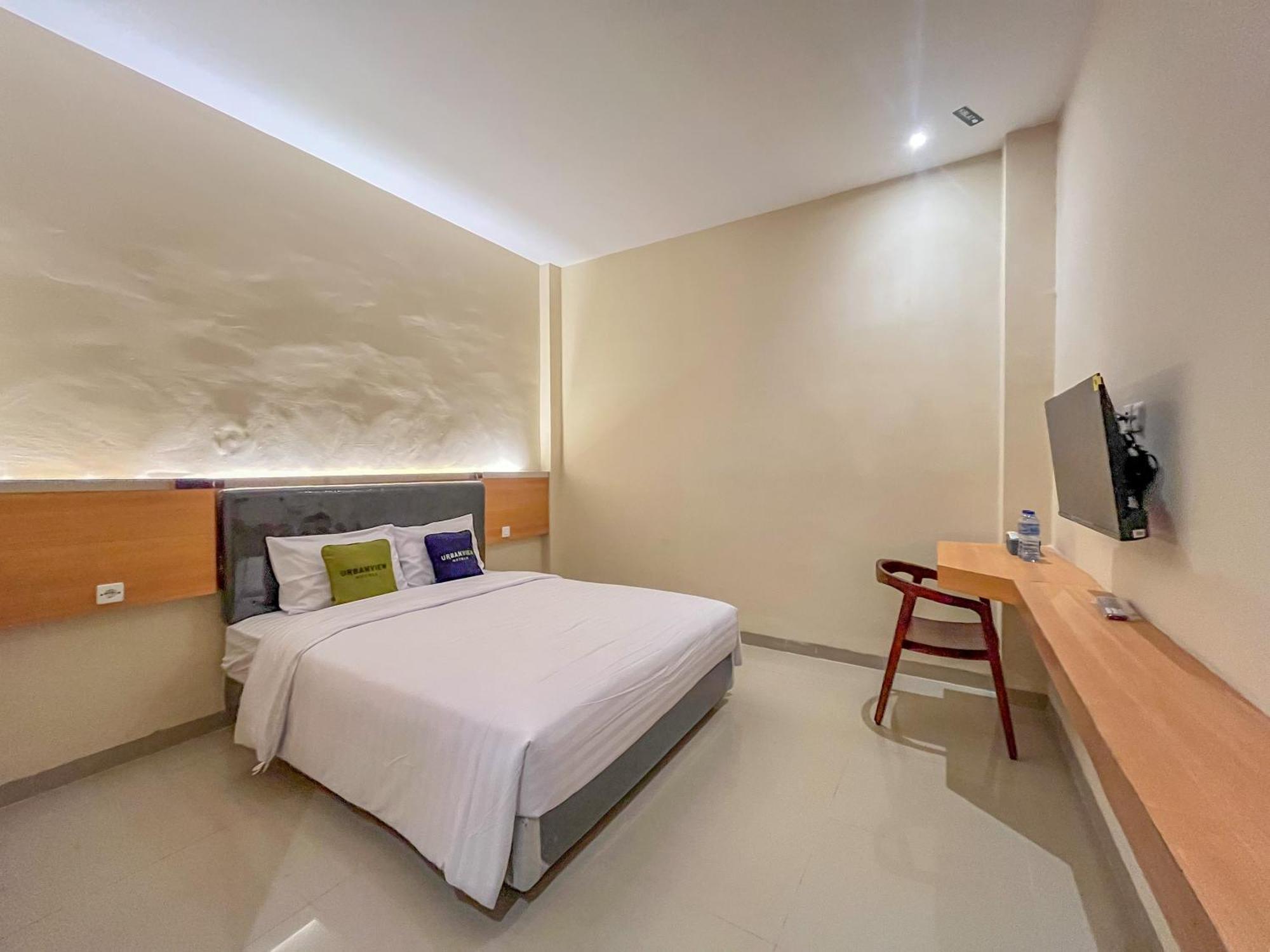 Hotel Urbanview Near Sunrise Mall 3*
