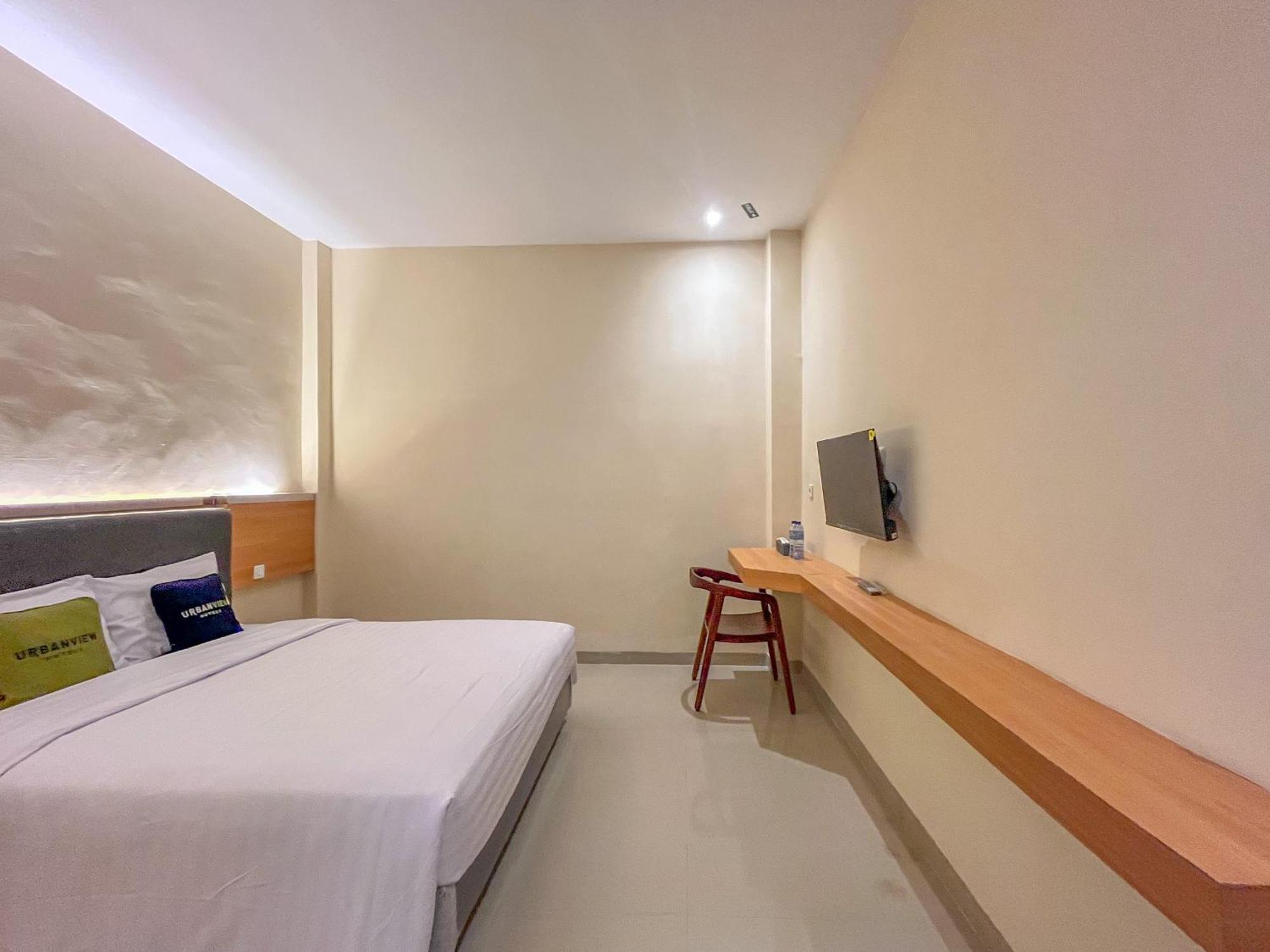 Hotel Urbanview Near Sunrise Mall 3*